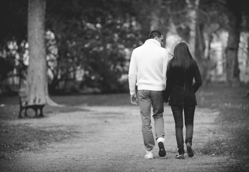 photographie originale des amoureux dans le parc