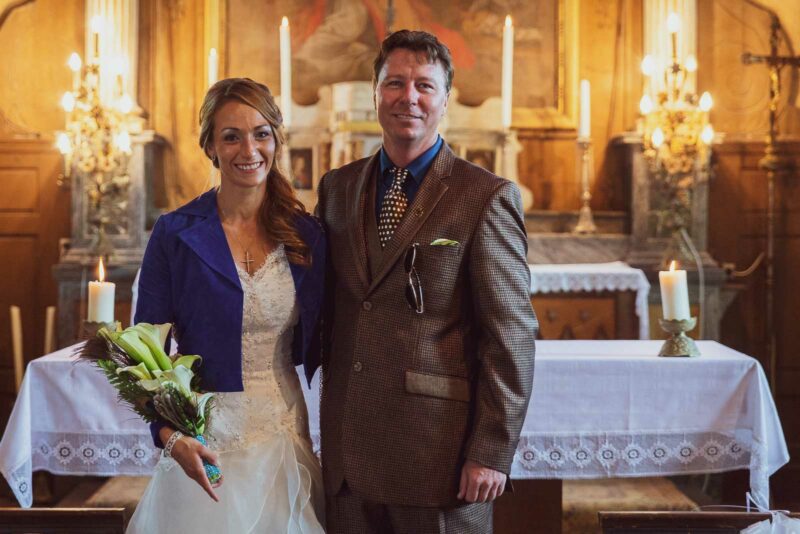 couple dans l'église mariage de M. & J.